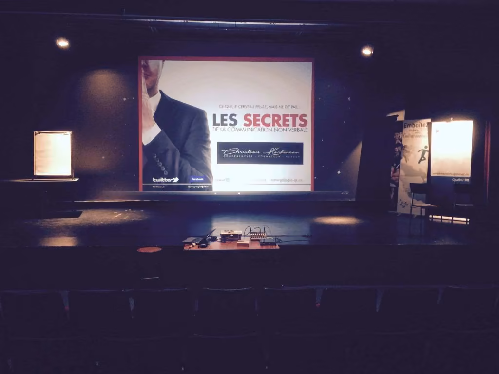 Pensée stratégique et communication non verbale lors d'une conférence par Christian Martineau.