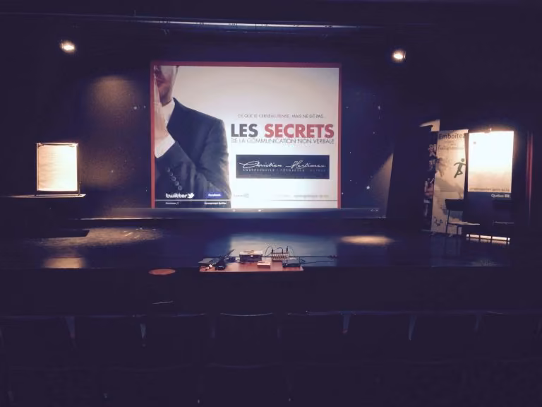Pensée stratégique et communication non verbale lors d'une conférence par Christian Martineau.